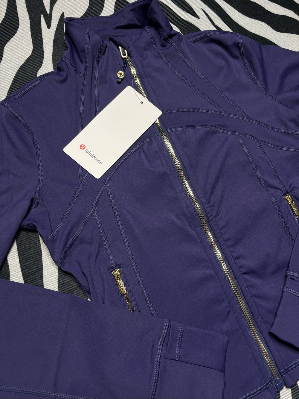 Cropped Navy And Gold Lululemon Set - Picture 2 of 3